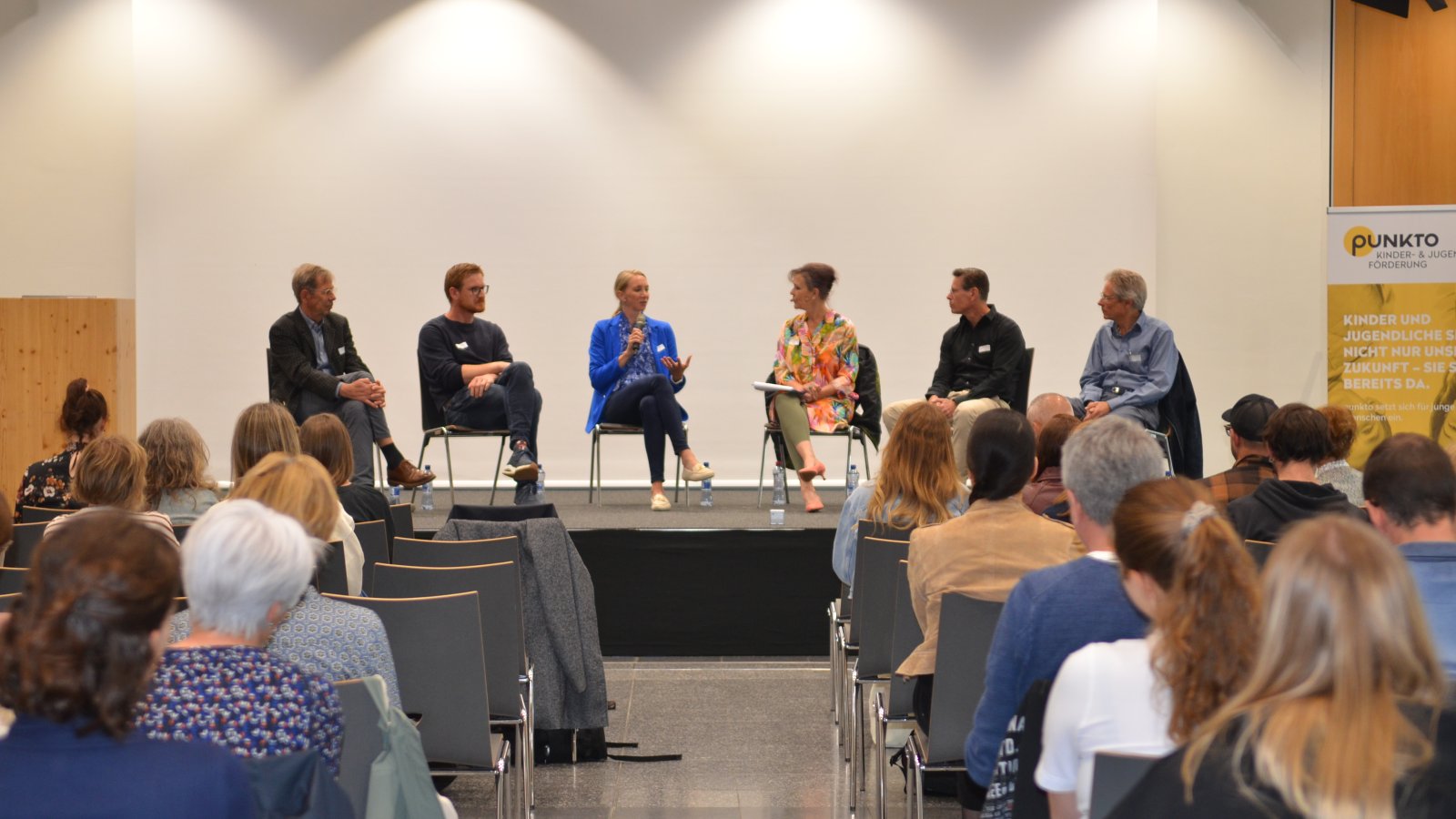 KJF_Fachtagung_Podiumsdiskussion mit Teilnehmenden